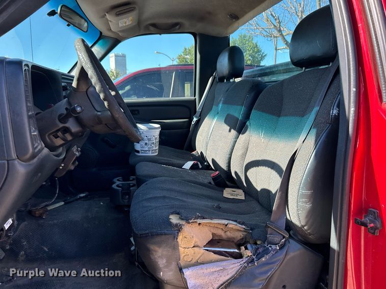 image for item MG9983 2002 Chevrolet Silverado 2500HD  pickup truck