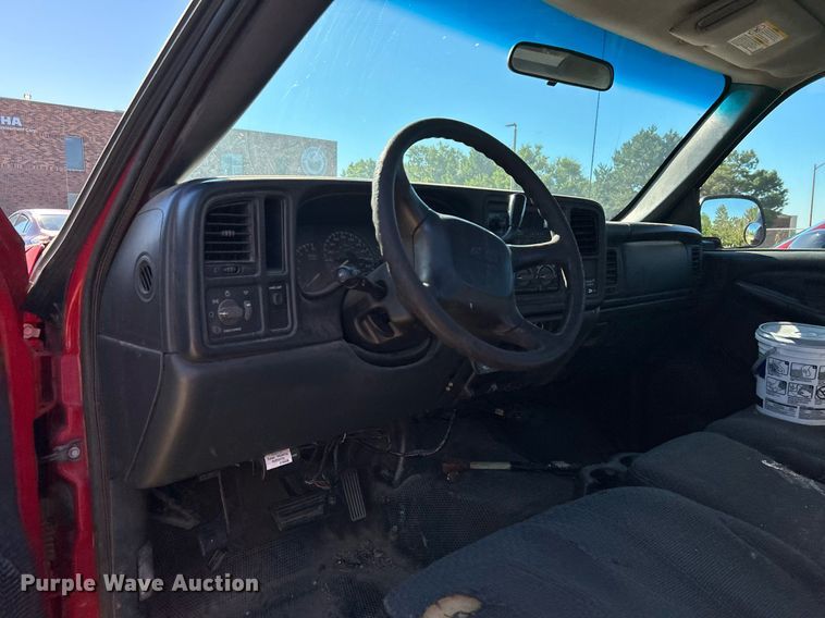 image for item MG9983 2002 Chevrolet Silverado 2500HD  pickup truck