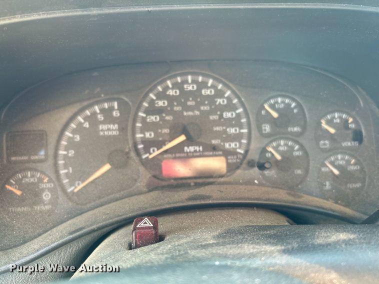 image for item MG9983 2002 Chevrolet Silverado 2500HD  pickup truck