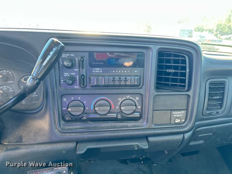 image for item MG9983 2002 Chevrolet Silverado 2500HD  pickup truck