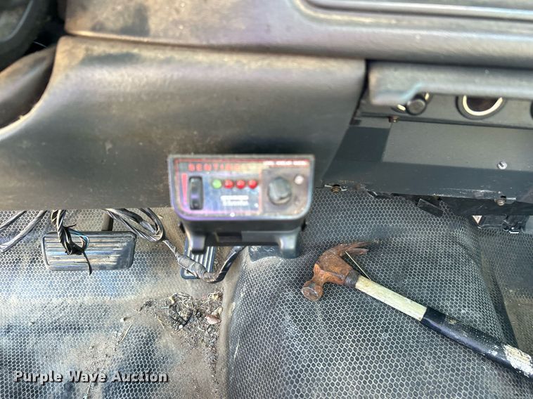 image for item MG9983 2002 Chevrolet Silverado 2500HD  pickup truck