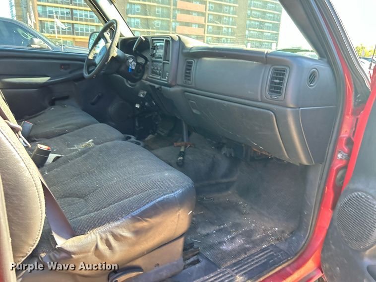 image for item MG9983 2002 Chevrolet Silverado 2500HD  pickup truck