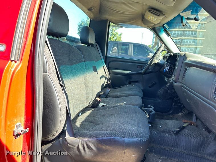 image for item MG9983 2002 Chevrolet Silverado 2500HD  pickup truck