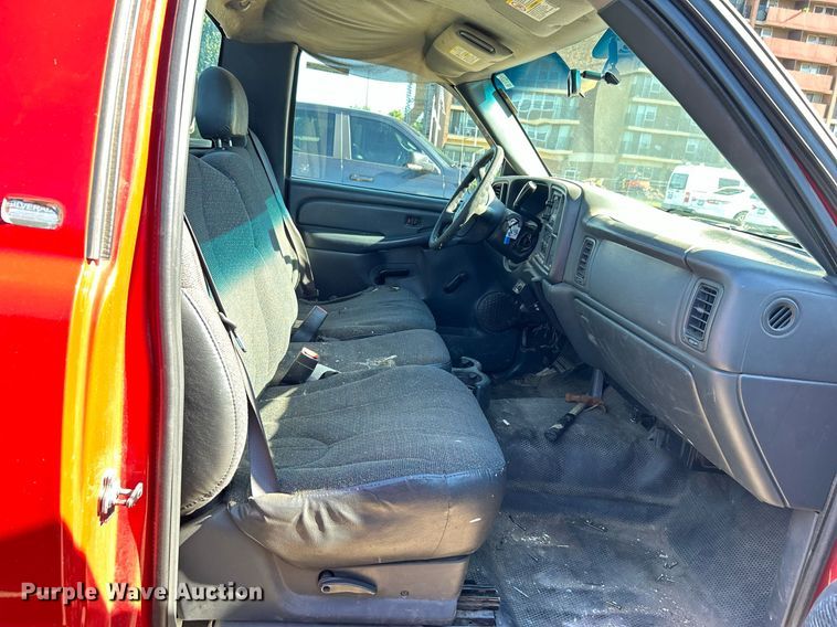 image for item MG9983 2002 Chevrolet Silverado 2500HD  pickup truck