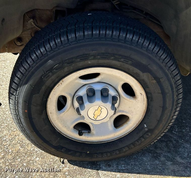 image for item MG9983 2002 Chevrolet Silverado 2500HD  pickup truck