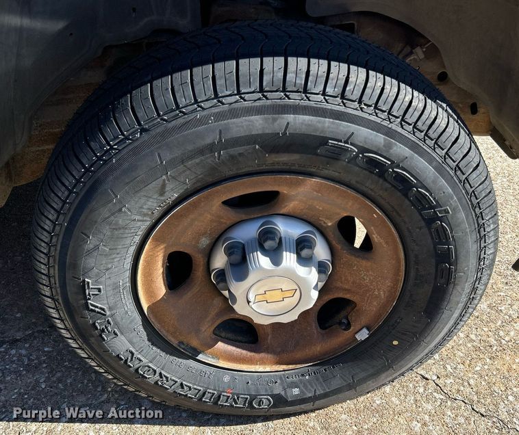 image for item MG9983 2002 Chevrolet Silverado 2500HD  pickup truck