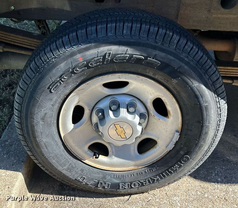 image for item MG9983 2002 Chevrolet Silverado 2500HD  pickup truck