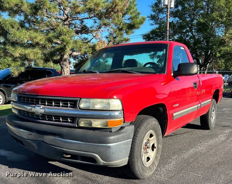 image for item MG9984 2002 Chevrolet Silverado 1500  pickup truck