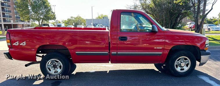 image for item MG9984 2002 Chevrolet Silverado 1500  pickup truck