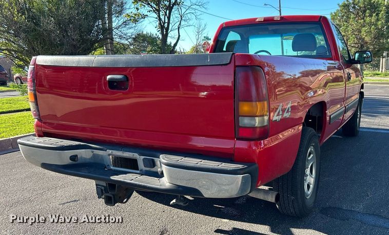 image for item MG9984 2002 Chevrolet Silverado 1500  pickup truck