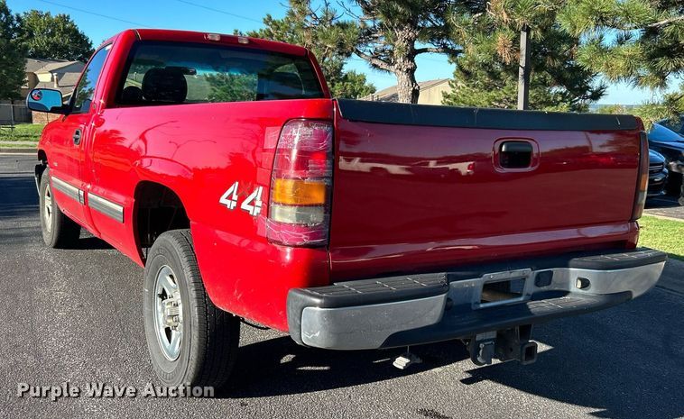 image for item MG9984 2002 Chevrolet Silverado 1500  pickup truck