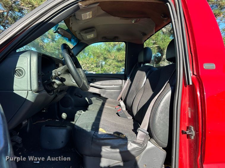 image for item MG9984 2002 Chevrolet Silverado 1500  pickup truck