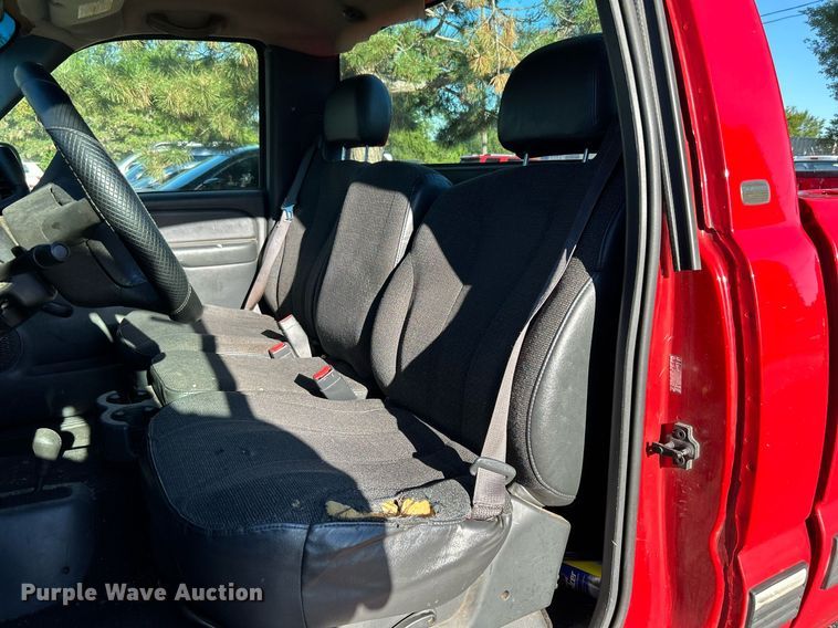 image for item MG9984 2002 Chevrolet Silverado 1500  pickup truck