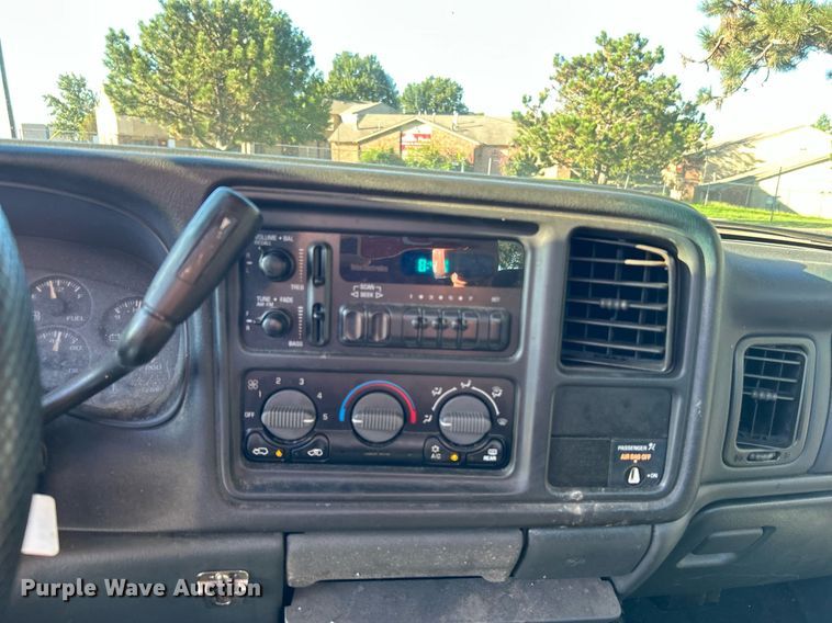 image for item MG9984 2002 Chevrolet Silverado 1500  pickup truck