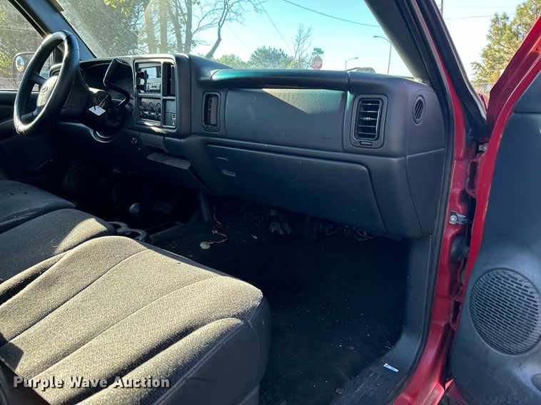 image for item MG9984 2002 Chevrolet Silverado 1500  pickup truck