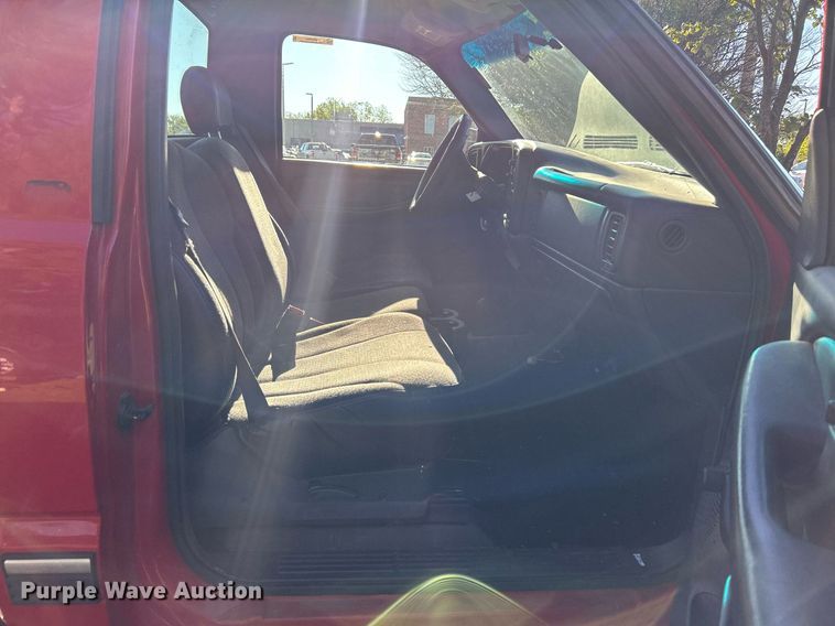 image for item MG9984 2002 Chevrolet Silverado 1500  pickup truck