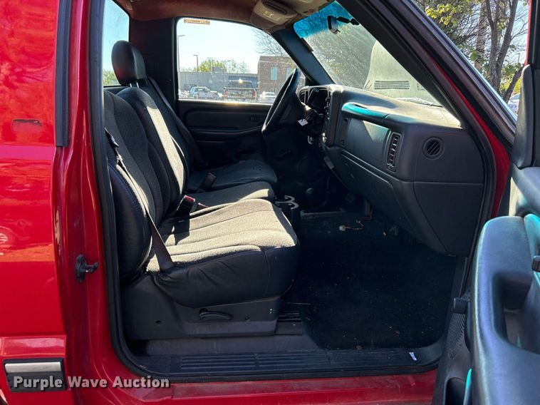 image for item MG9984 2002 Chevrolet Silverado 1500  pickup truck