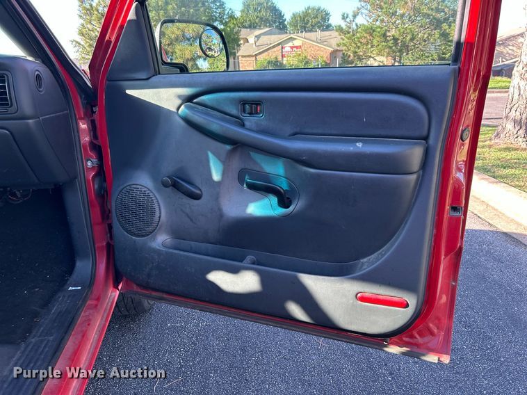 image for item MG9984 2002 Chevrolet Silverado 1500  pickup truck