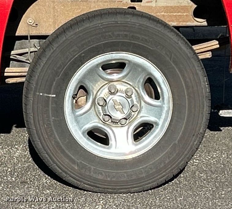 image for item MG9984 2002 Chevrolet Silverado 1500  pickup truck