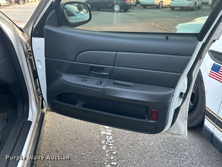 image for item MG9995 2005 Ford Crown Victoria Police Interceptor