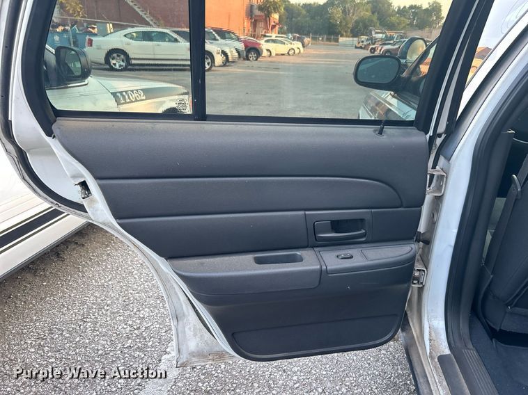 image for item MG9995 2005 Ford Crown Victoria Police Interceptor