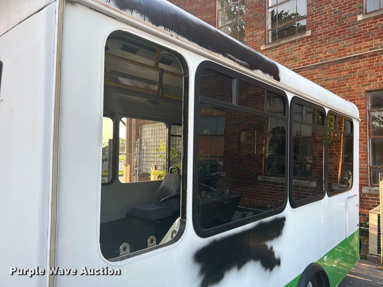 image for item MG9998 2014 Chevrolet Express G4500  shuttle bus