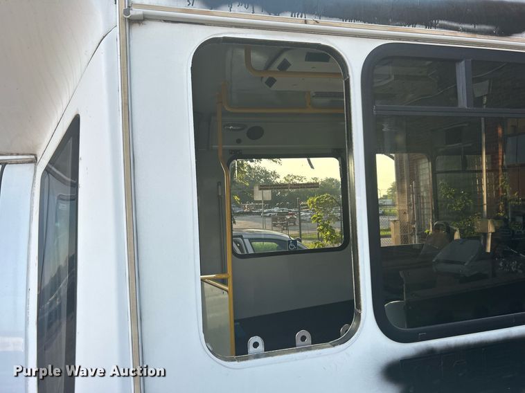 image for item MG9998 2014 Chevrolet Express G4500  shuttle bus