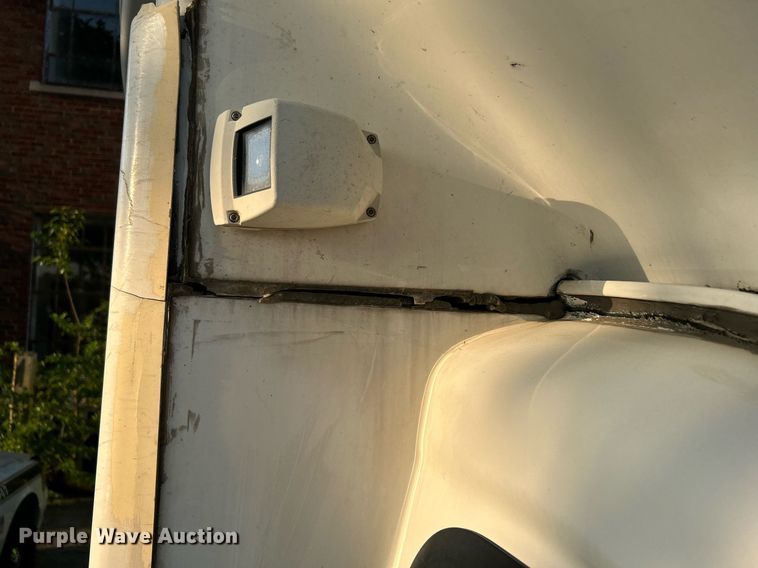 image for item MG9998 2014 Chevrolet Express G4500  shuttle bus