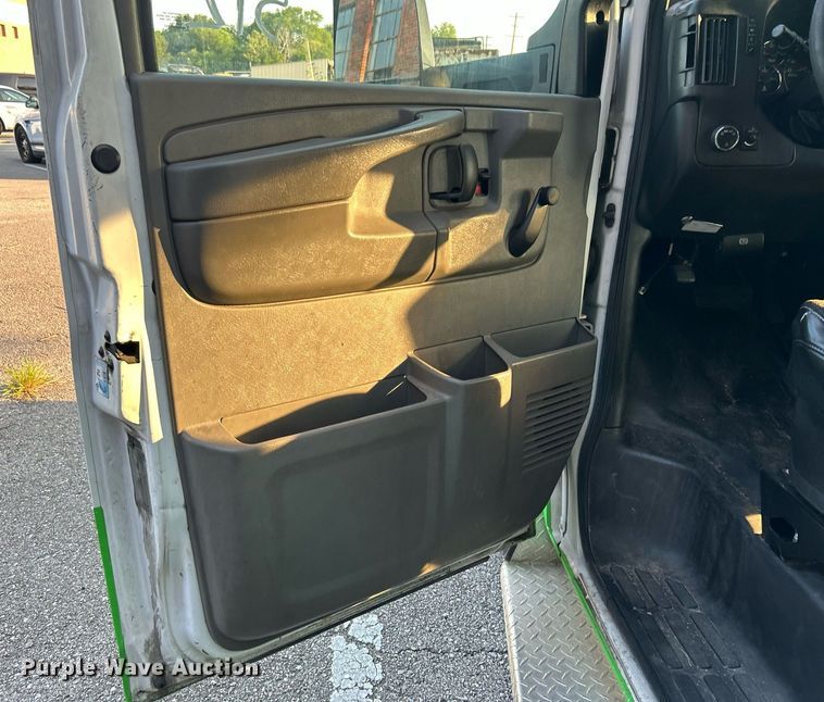 image for item MG9998 2014 Chevrolet Express G4500  shuttle bus