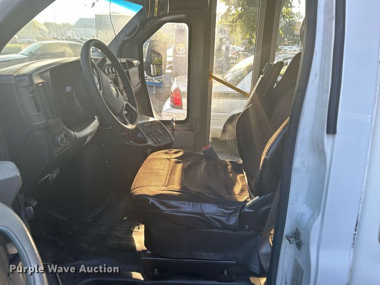 image for item MG9998 2014 Chevrolet Express G4500  shuttle bus