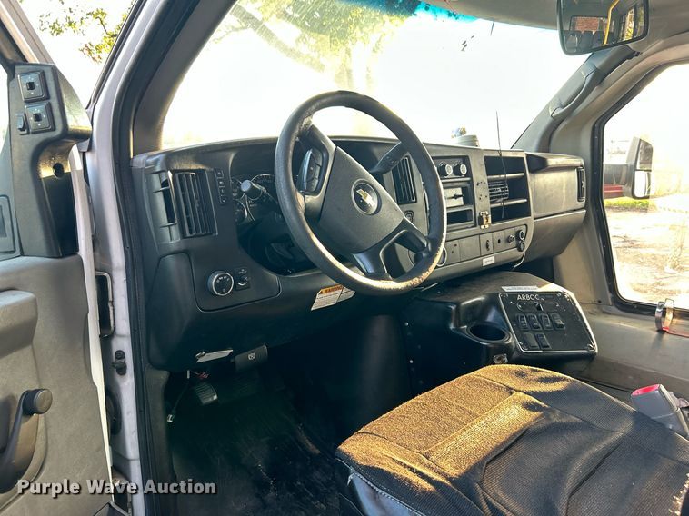 image for item MG9998 2014 Chevrolet Express G4500  shuttle bus