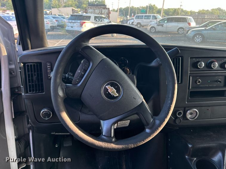 image for item MG9998 2014 Chevrolet Express G4500  shuttle bus