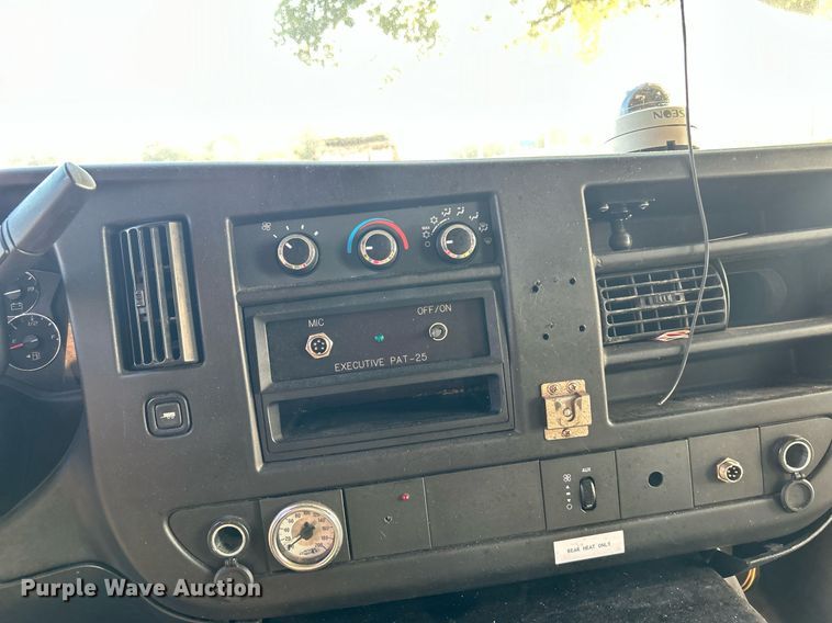 image for item MG9998 2014 Chevrolet Express G4500  shuttle bus