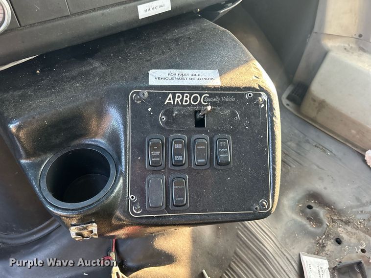 image for item MG9998 2014 Chevrolet Express G4500  shuttle bus