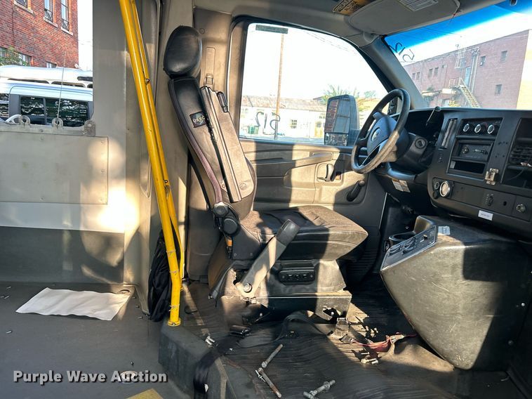 image for item MG9998 2014 Chevrolet Express G4500  shuttle bus