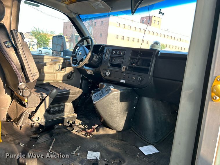 image for item MG9998 2014 Chevrolet Express G4500  shuttle bus