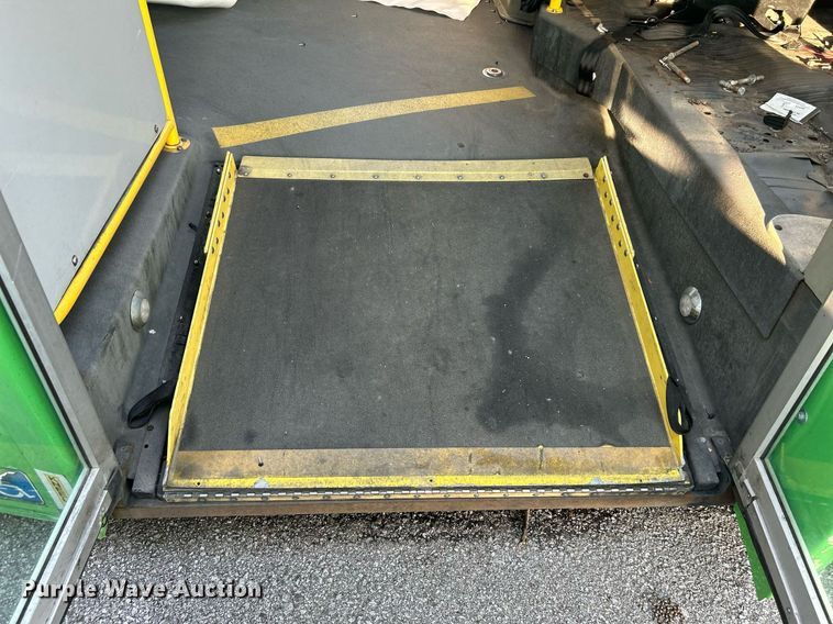 image for item MG9998 2014 Chevrolet Express G4500  shuttle bus