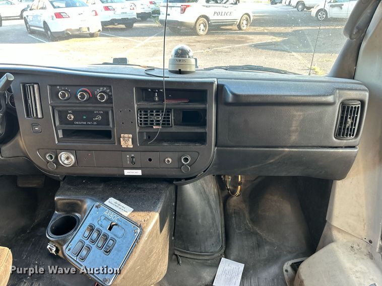 image for item MG9998 2014 Chevrolet Express G4500  shuttle bus