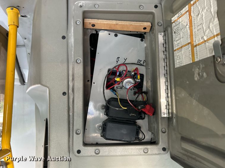 image for item MG9998 2014 Chevrolet Express G4500  shuttle bus