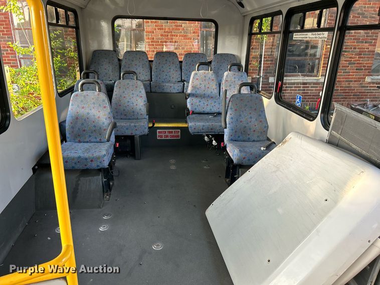 image for item MG9998 2014 Chevrolet Express G4500  shuttle bus