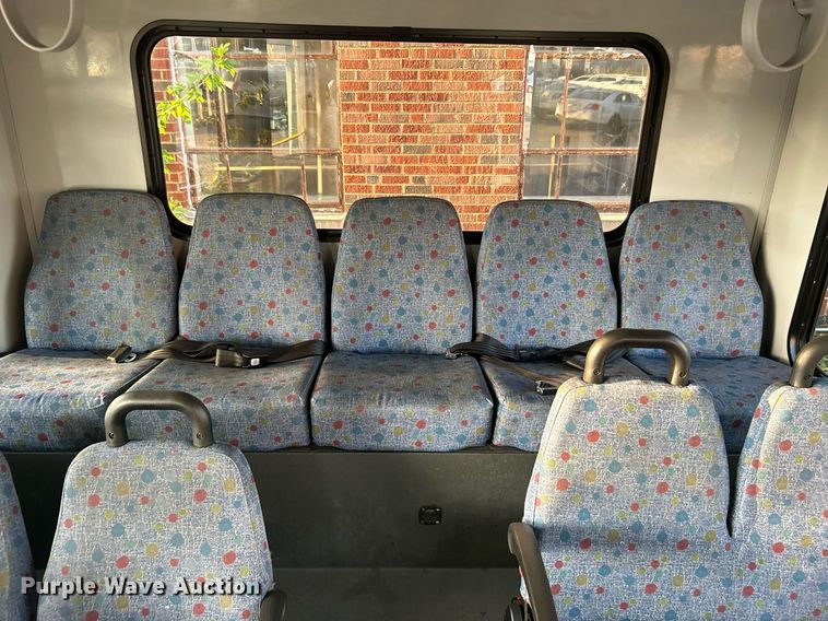 image for item MG9998 2014 Chevrolet Express G4500  shuttle bus