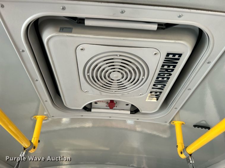 image for item MG9998 2014 Chevrolet Express G4500  shuttle bus