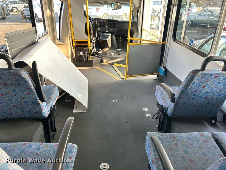 image for item MG9998 2014 Chevrolet Express G4500  shuttle bus