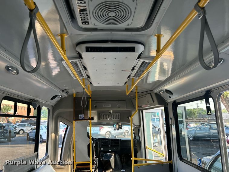 image for item MG9998 2014 Chevrolet Express G4500  shuttle bus