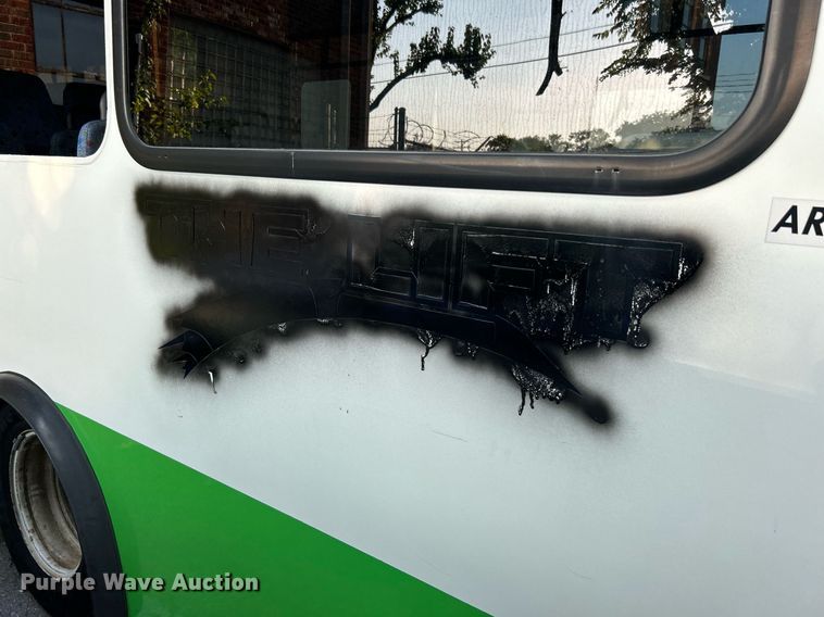 image for item MG9998 2014 Chevrolet Express G4500  shuttle bus