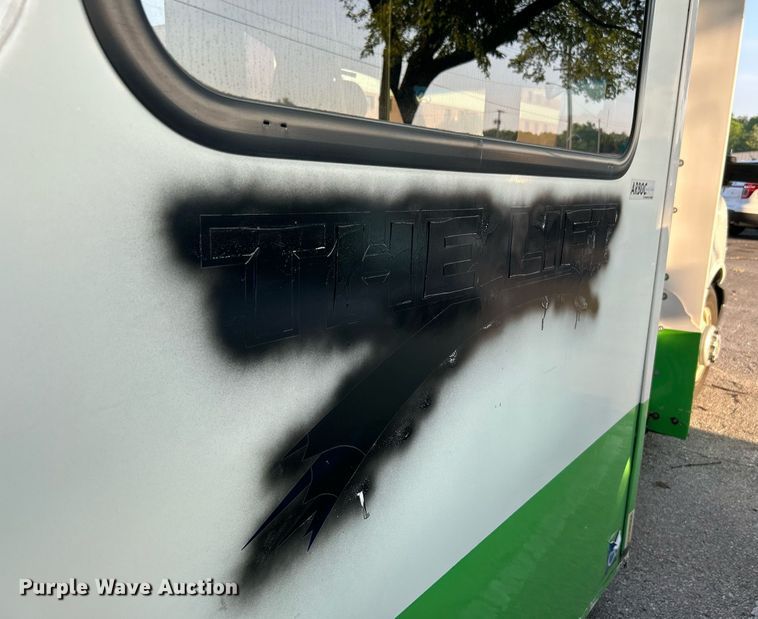 image for item MG9998 2014 Chevrolet Express G4500  shuttle bus