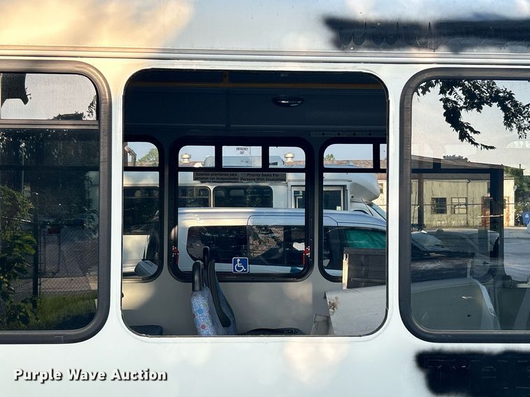 image for item MG9998 2014 Chevrolet Express G4500  shuttle bus