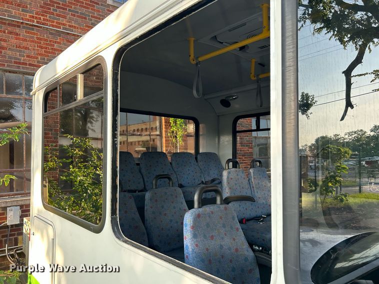 image for item MG9998 2014 Chevrolet Express G4500  shuttle bus