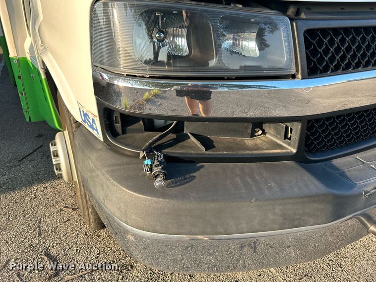 image for item MG9998 2014 Chevrolet Express G4500  shuttle bus