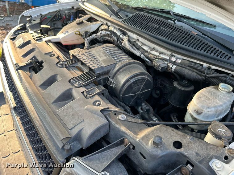 image for item MG9998 2014 Chevrolet Express G4500  shuttle bus